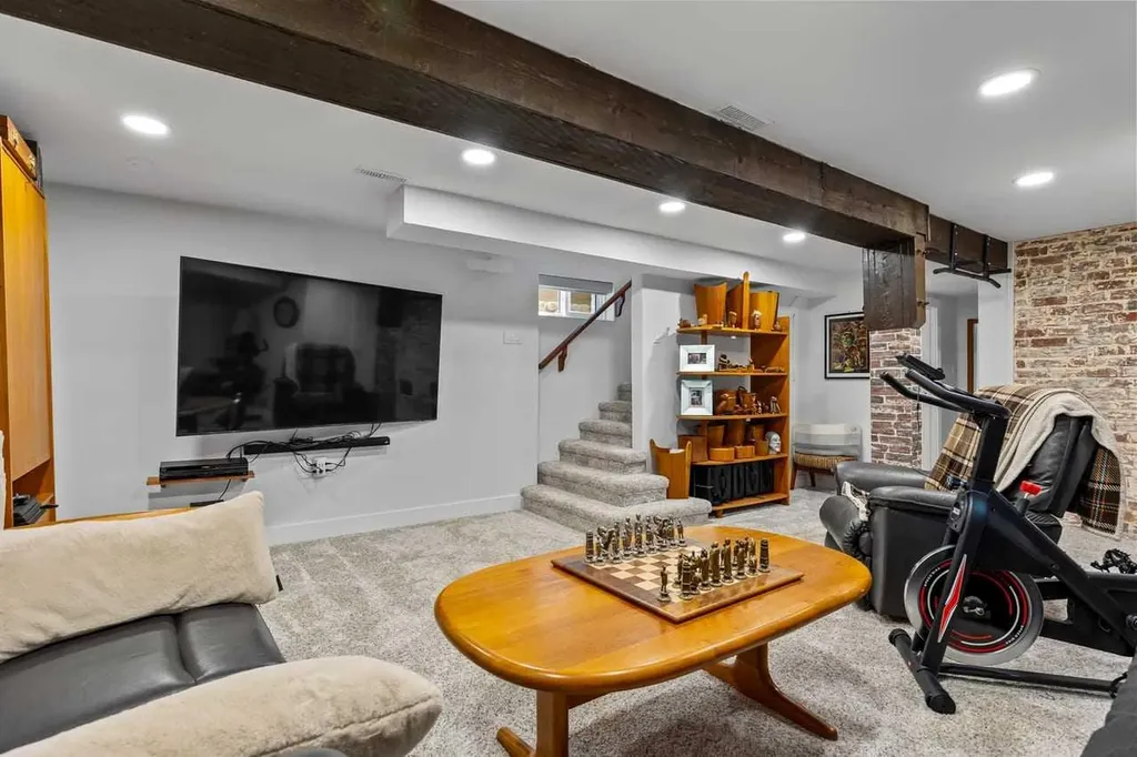 726 Memorial Drive NW Calgary AB T2N 3C7