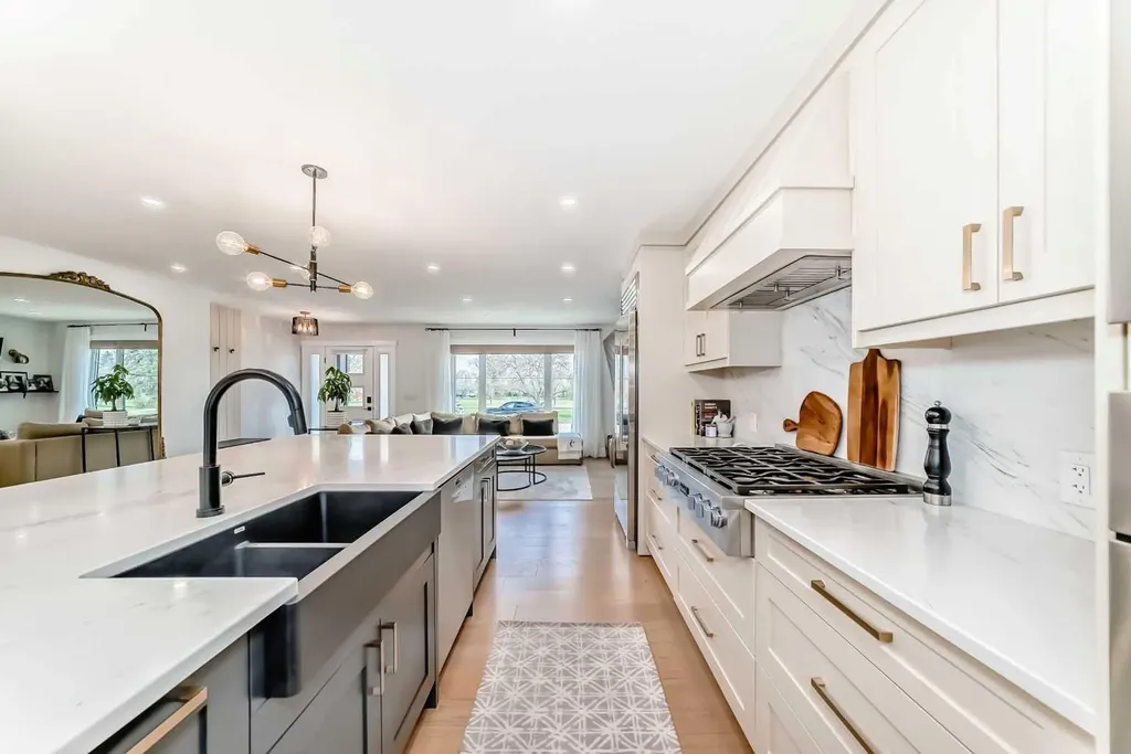 19 Mackay Drive SW Calgary AB T2V 2A3