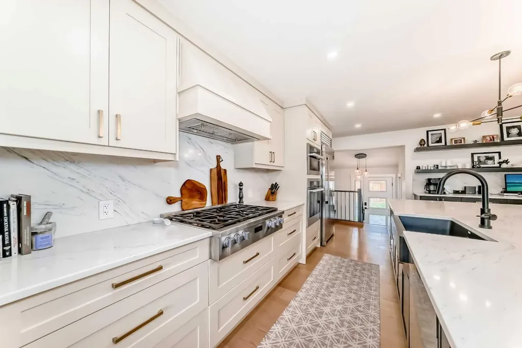 19 Mackay Drive SW Calgary AB T2V 2A3