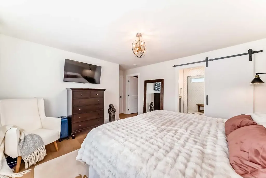 19 Mackay Drive SW Calgary AB T2V 2A3