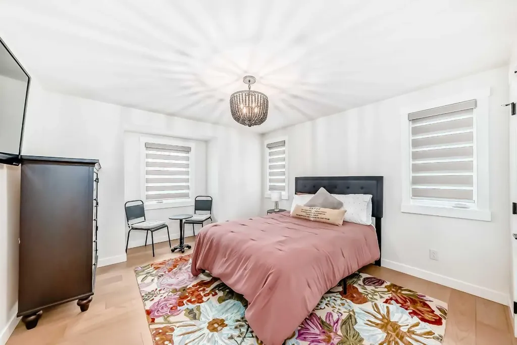 19 Mackay Drive SW Calgary AB T2V 2A3