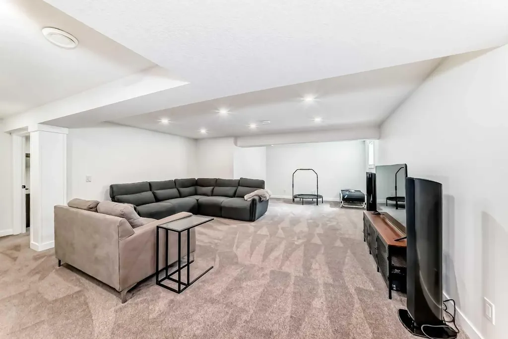 19 Mackay Drive SW Calgary AB T2V 2A3