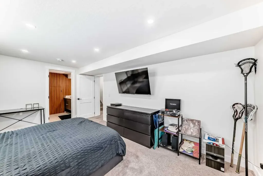 19 Mackay Drive SW Calgary AB T2V 2A3