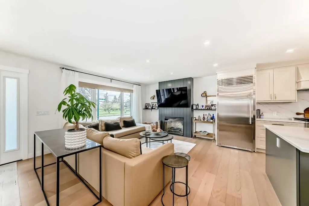 19 Mackay Drive SW Calgary AB T2V 2A3