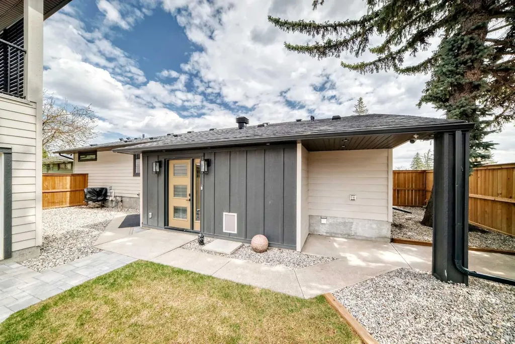 19 Mackay Drive SW Calgary AB T2V 2A3