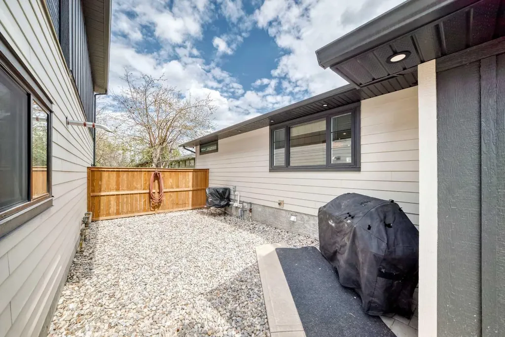 19 Mackay Drive SW Calgary AB T2V 2A3