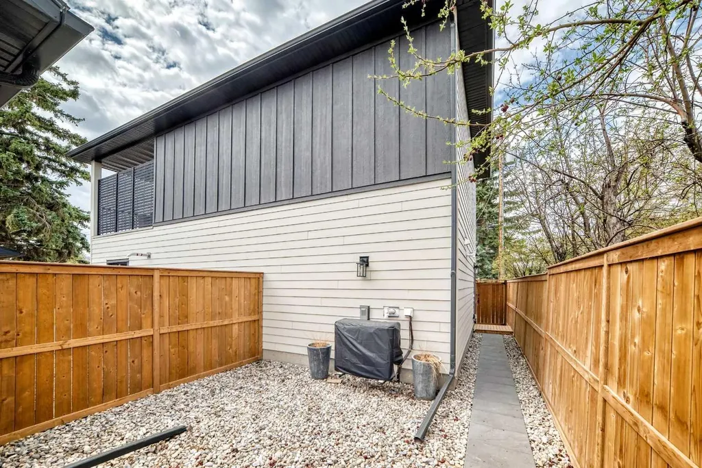 19 Mackay Drive SW Calgary AB T2V 2A3