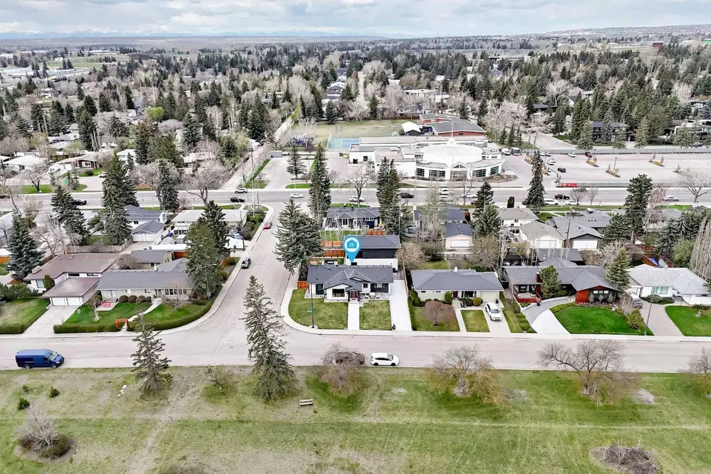 19 Mackay Drive SW Calgary AB T2V 2A3