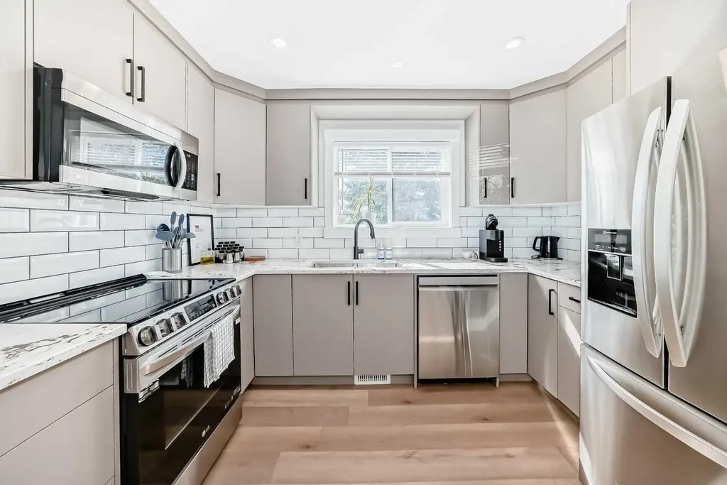 19 Mackay Drive SW Calgary AB T2V 2A3