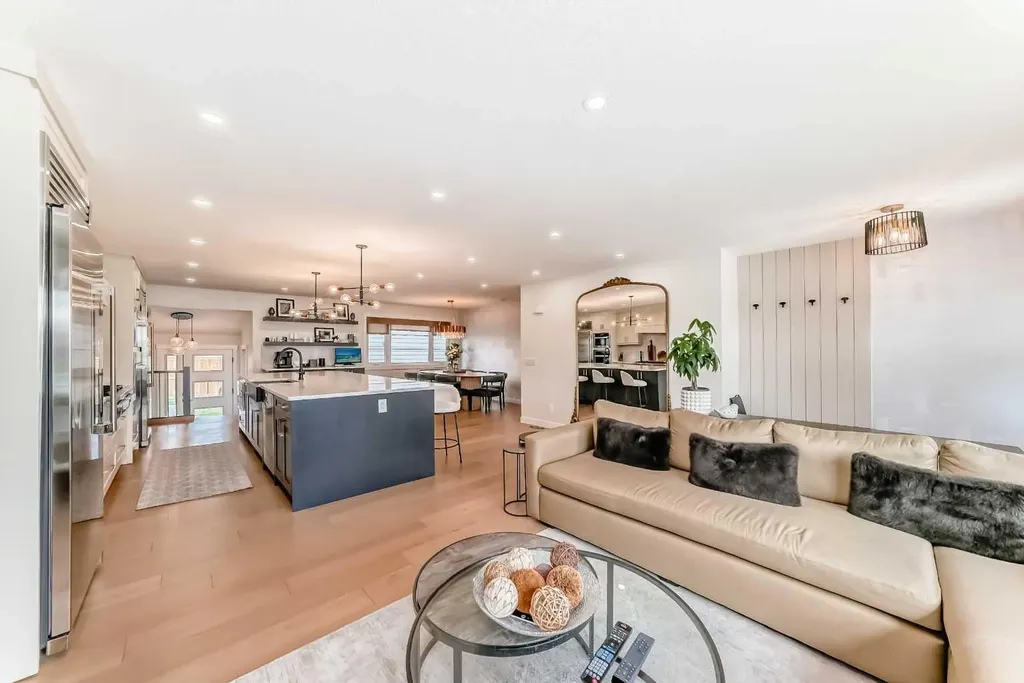 19 Mackay Drive SW Calgary AB T2V 2A3