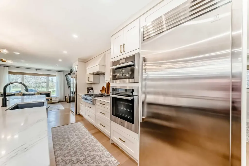 19 Mackay Drive SW Calgary AB T2V 2A3