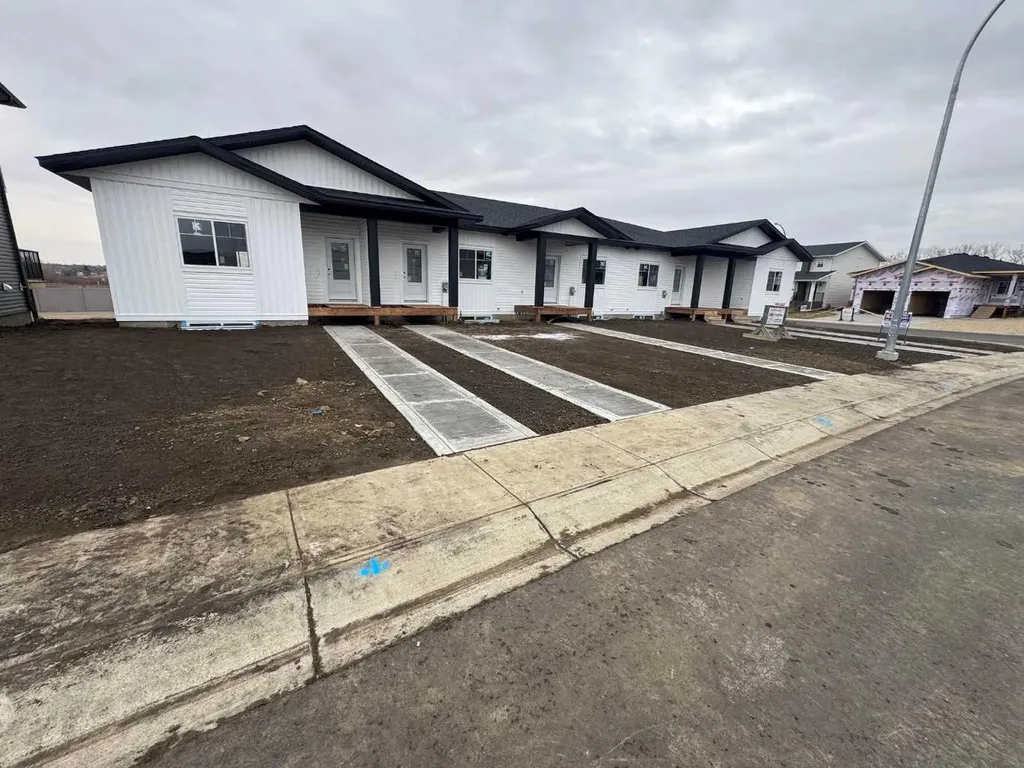 11 Gray Close Sylvan Lake AB T4S0W4