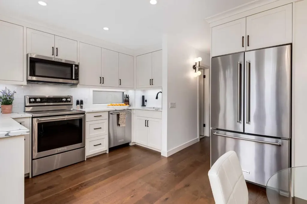 2132 6 Avenue NW Calgary AB T2N 0W7