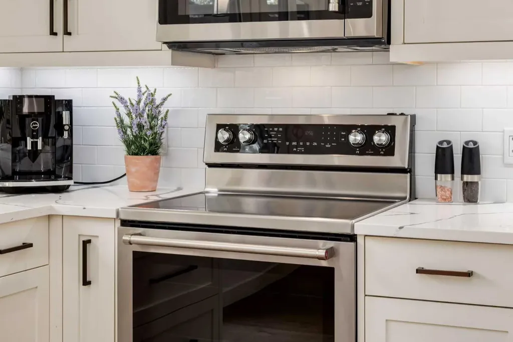 2132 6 Avenue NW Calgary AB T2N 0W7
