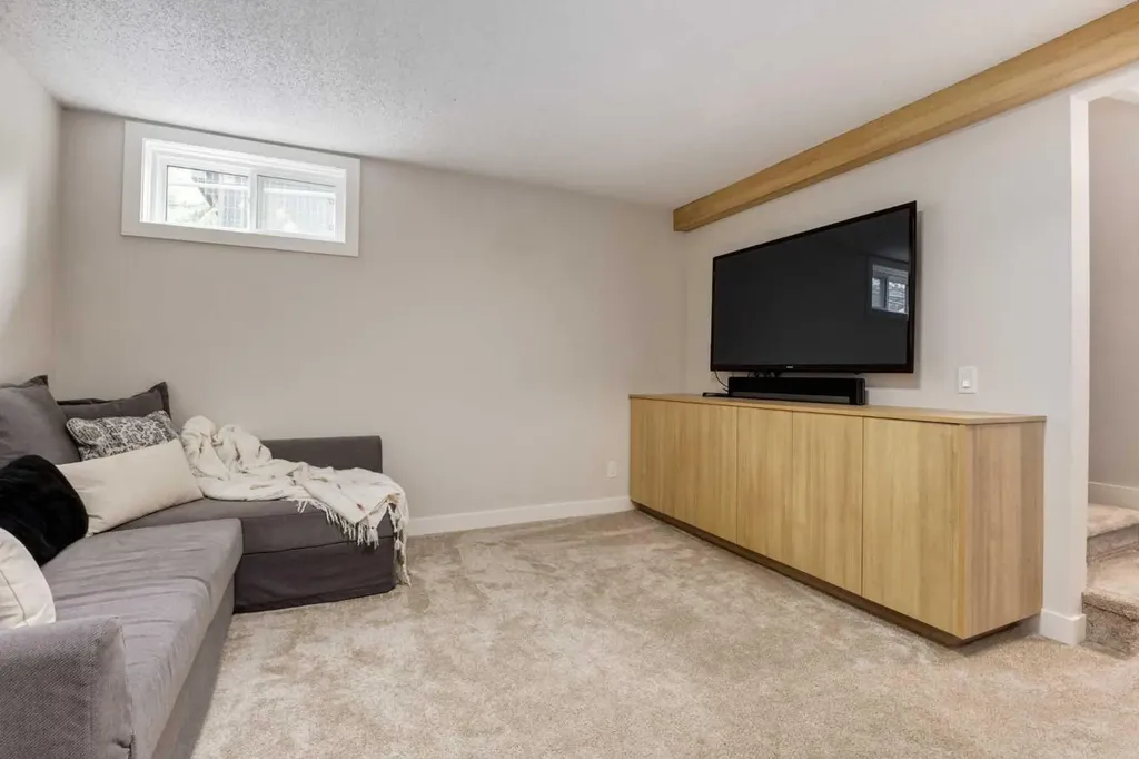 2132 6 Avenue NW Calgary AB T2N 0W7