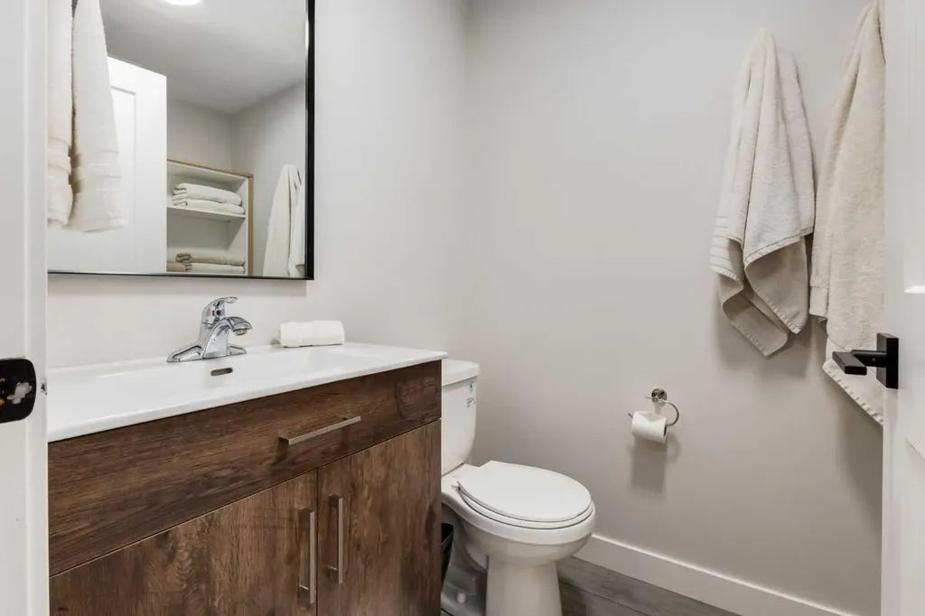 2132 6 Avenue NW Calgary AB T2N 0W7