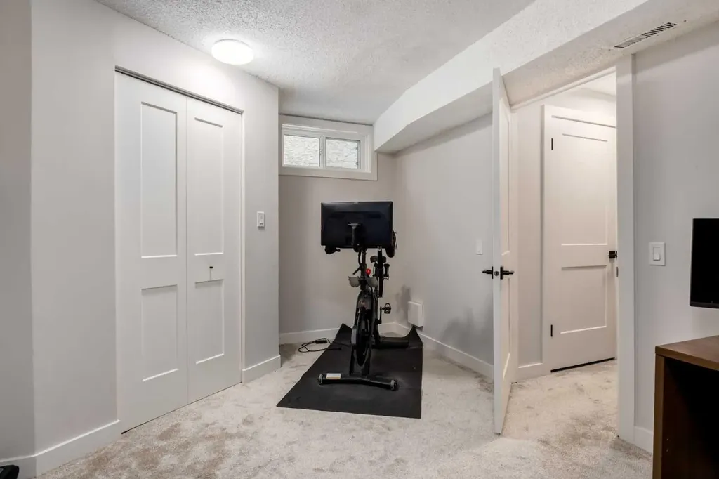 2132 6 Avenue NW Calgary AB T2N 0W7