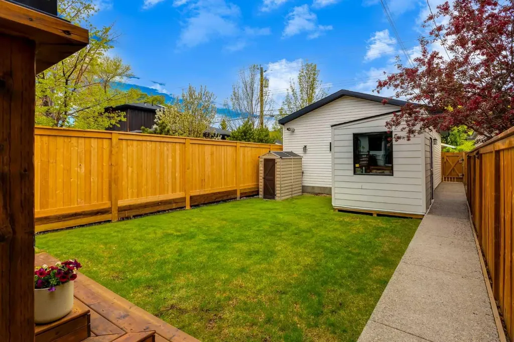 2132 6 Avenue NW Calgary AB T2N 0W7