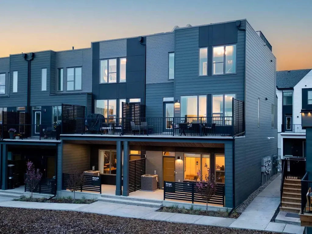 708 Sovereign Common SW Calgary AB T3C 3Y3
