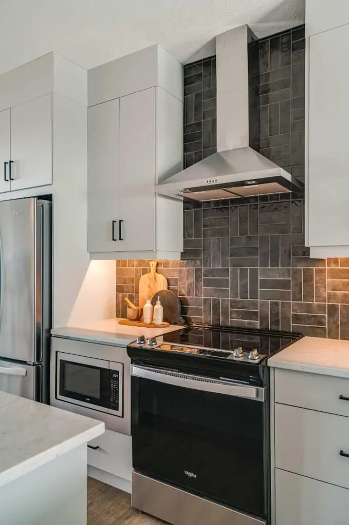 708 Sovereign Common SW Calgary AB T3C 3Y3