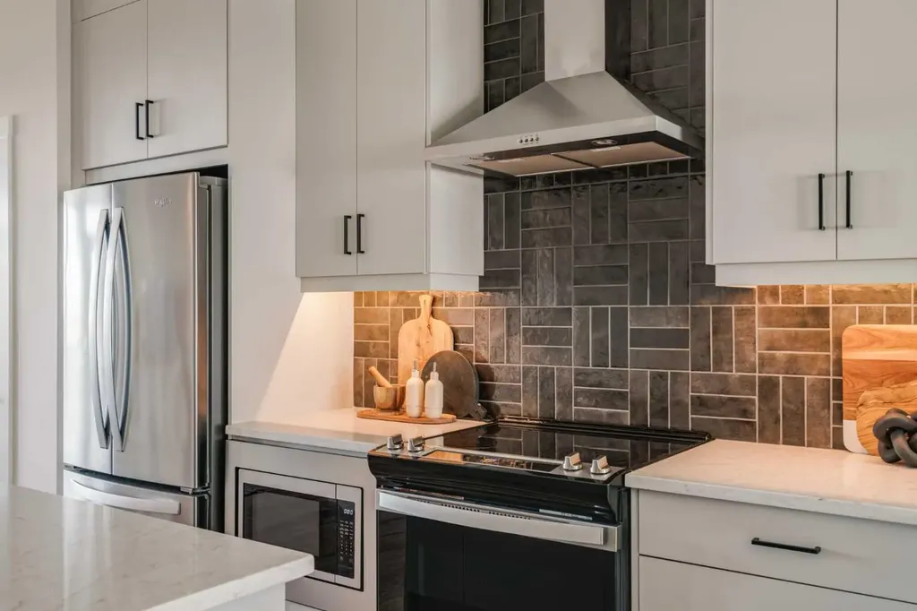 708 Sovereign Common SW Calgary AB T3C 3Y3