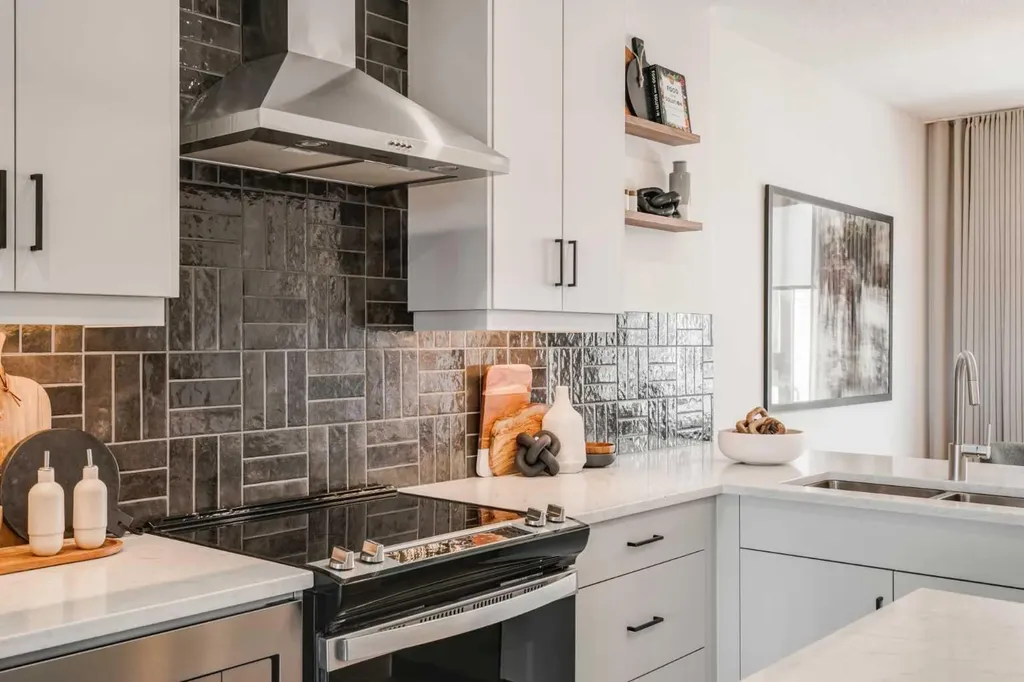 708 Sovereign Common SW Calgary AB T3C 3Y3