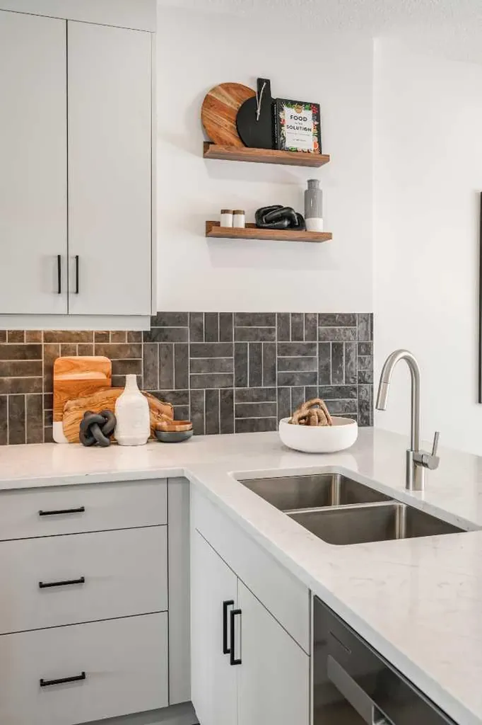 708 Sovereign Common SW Calgary AB T3C 3Y3