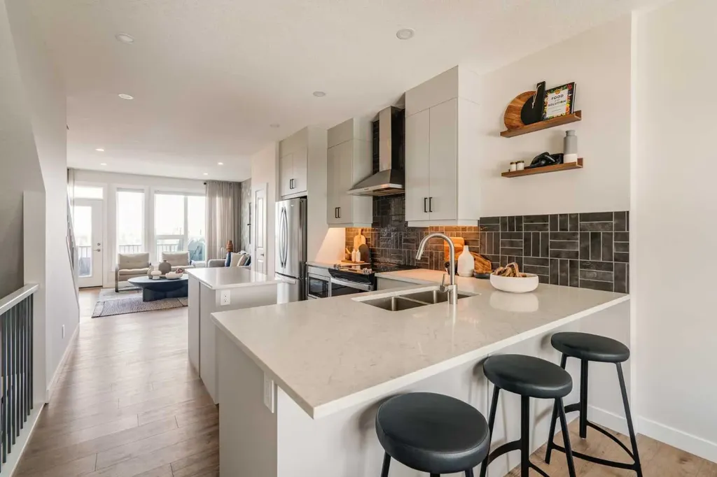 708 Sovereign Common SW Calgary AB T3C 3Y3