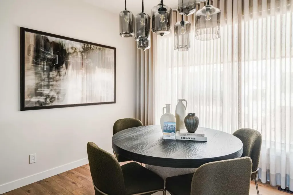 708 Sovereign Common SW Calgary AB T3C 3Y3