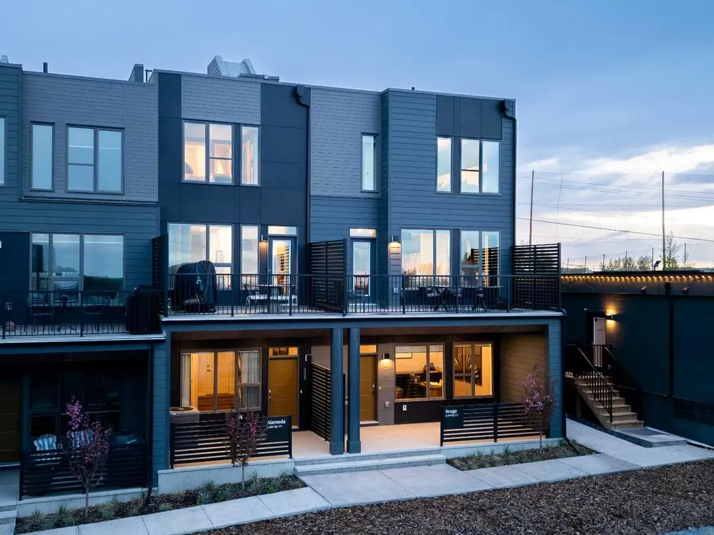 708 Sovereign Common SW Calgary AB T3C 3Y3