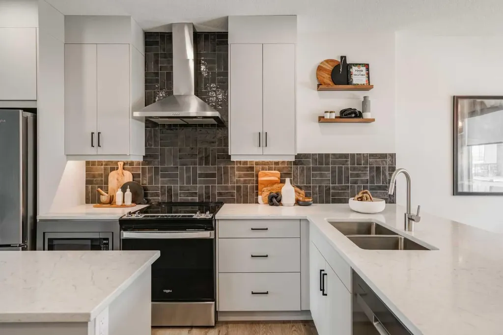 708 Sovereign Common SW Calgary AB T3C 3Y3