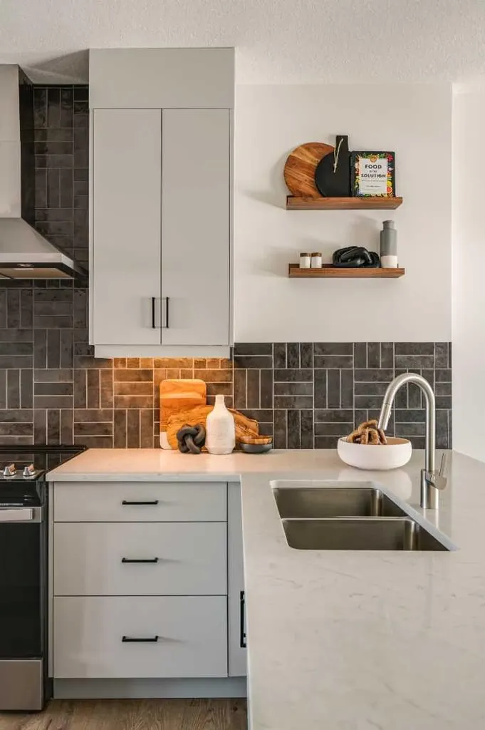 708 Sovereign Common SW Calgary AB T3C 3Y3