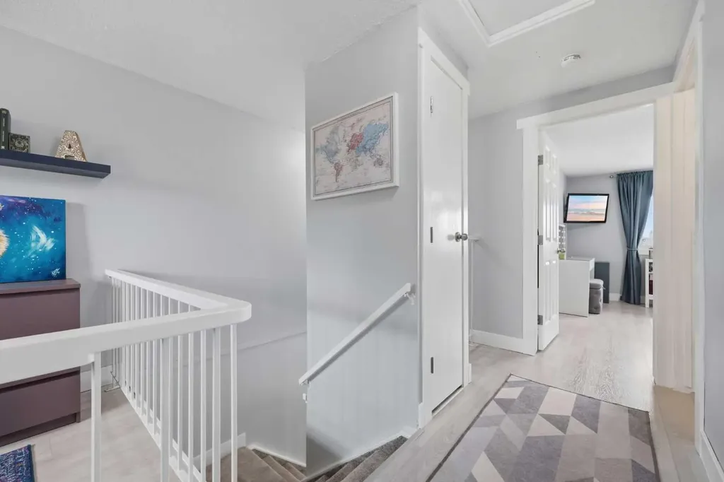 160 Silvergrove Hill NW Calgary AB T3B 4Z5