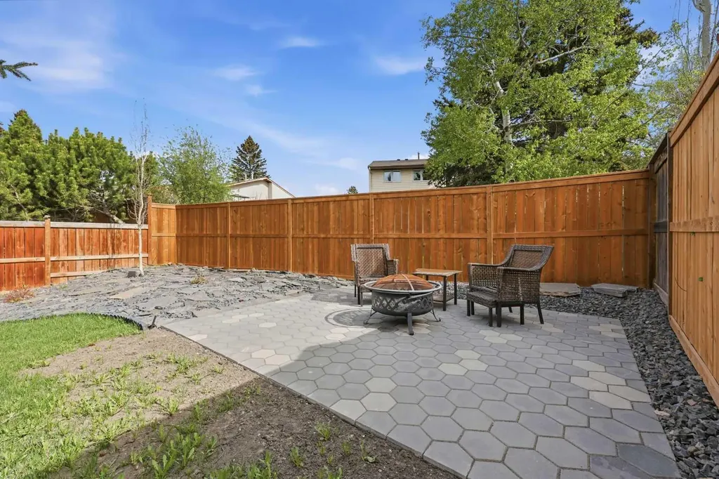 160 Silvergrove Hill NW Calgary AB T3B 4Z5