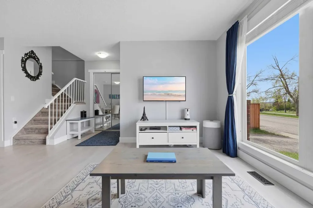 160 Silvergrove Hill NW Calgary AB T3B 4Z5