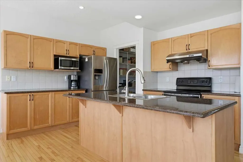 305 Evanston View NW Calgary AB T3P 1G2