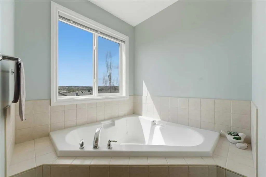 305 Evanston View NW Calgary AB T3P 1G2