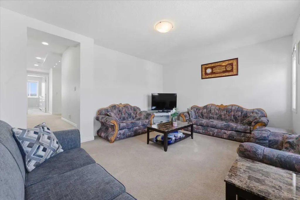 305 Evanston View NW Calgary AB T3P 1G2