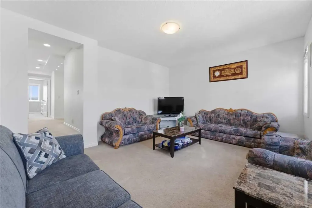 305 Evanston View NW Calgary AB T3P 1G2