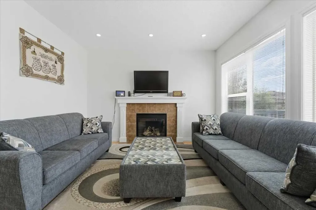 305 Evanston View NW Calgary AB T3P 1G2