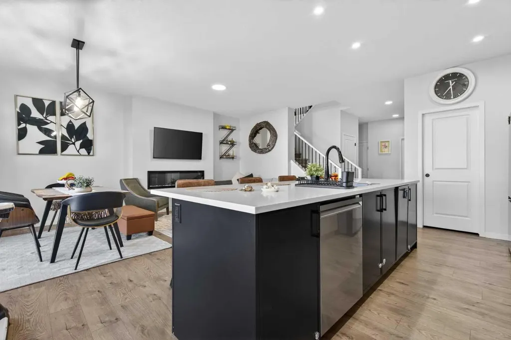36 Royston Rise NW Calgary AB T3L 0J2
