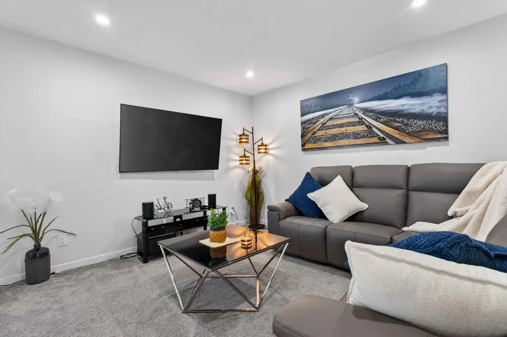 36 Royston Rise NW Calgary AB T3L 0J2