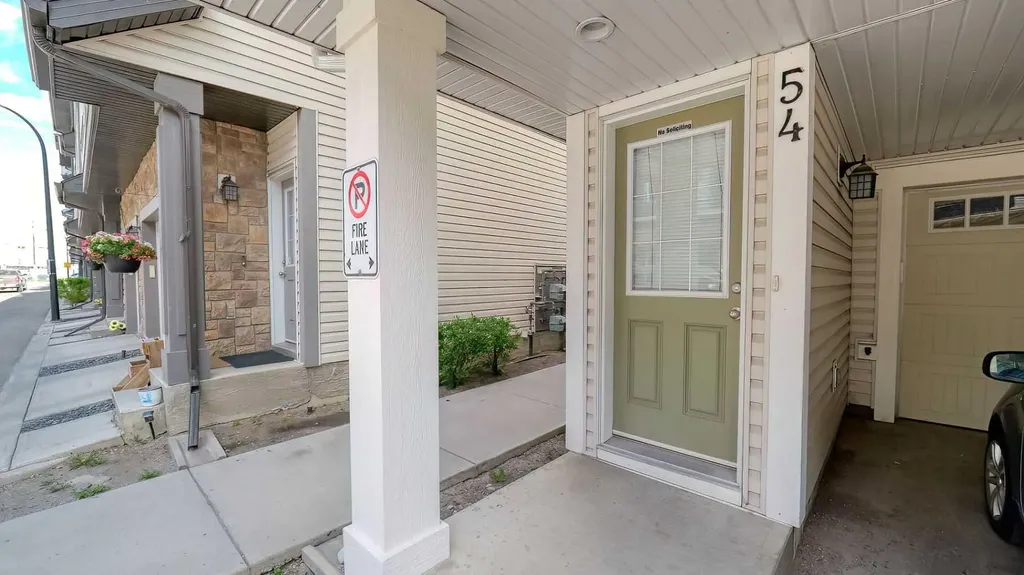 54 New Brighton Point SE Calgary AB T2Z 1B6