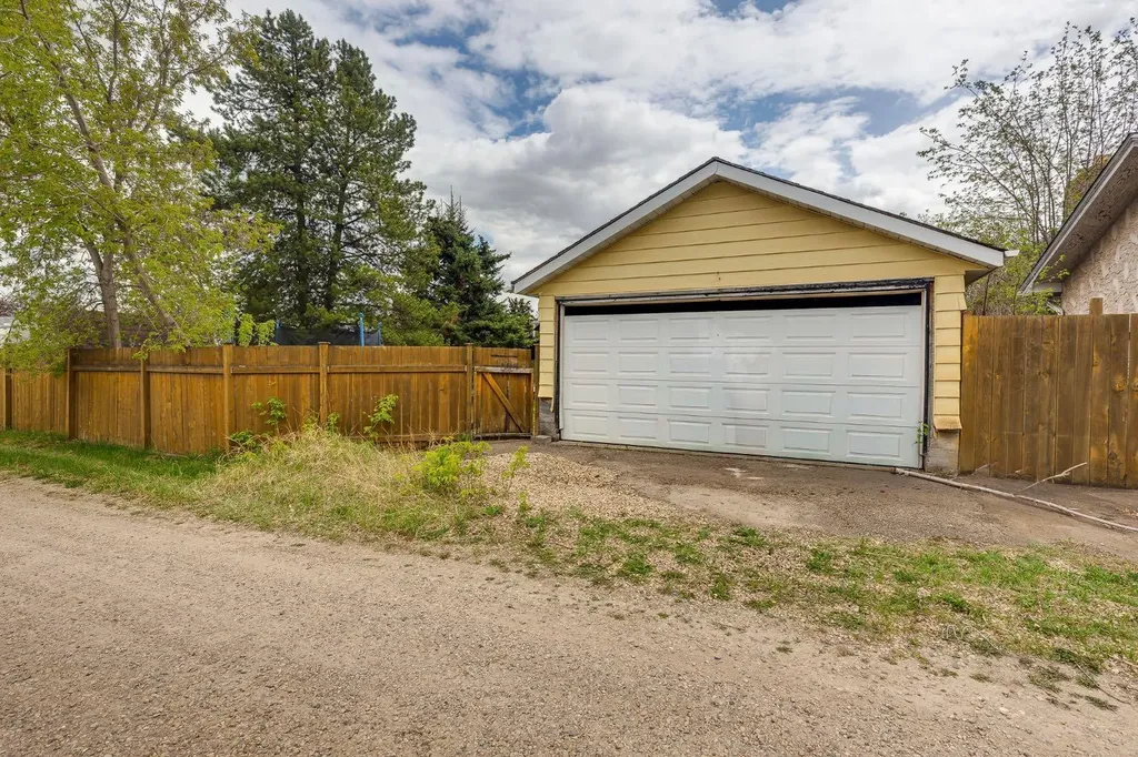 8 Nielsen Close Red Deer AB T4P2A1