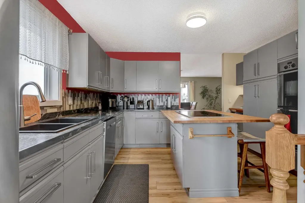 8917 102 Avenue Grande Prairie AB T8X 1E9