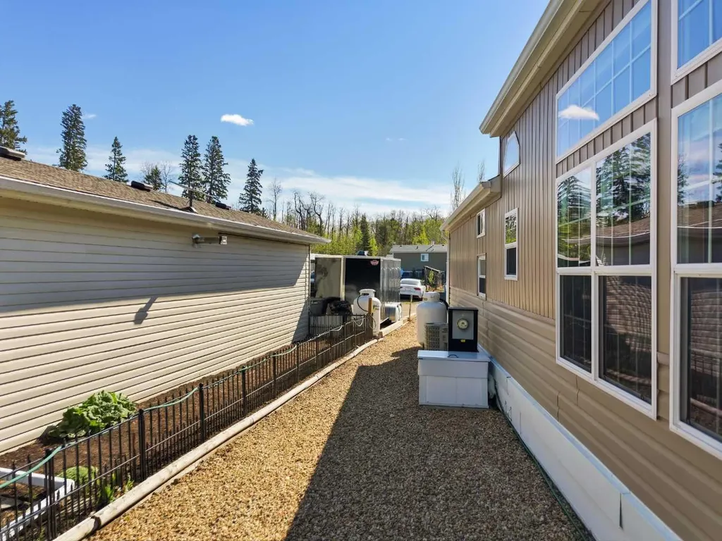 10046 Twp Road 422 Rural Ponoka County AB T4J 1V9