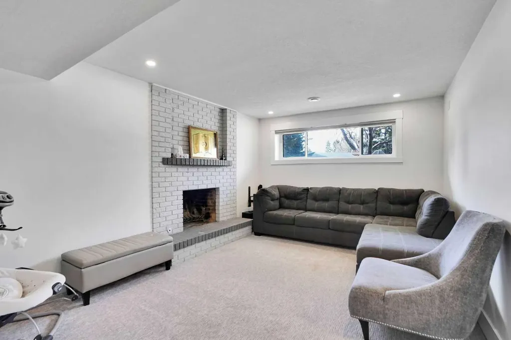 5702 Brenner Crescent NW Calgary AB T2L 1z4