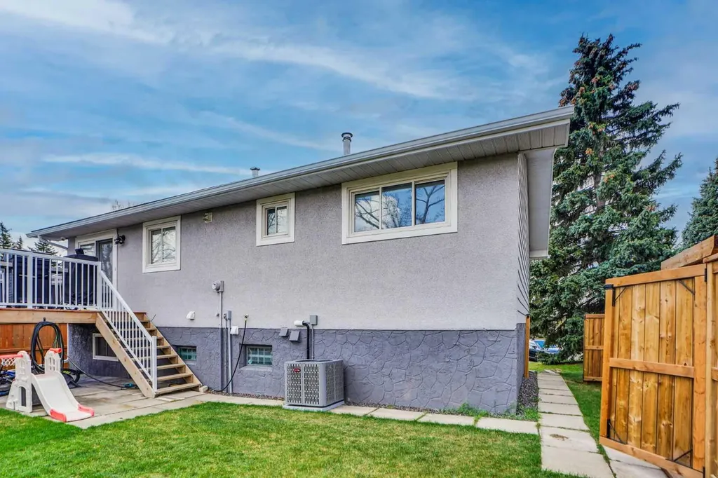 5702 Brenner Crescent NW Calgary AB T2L 1z4
