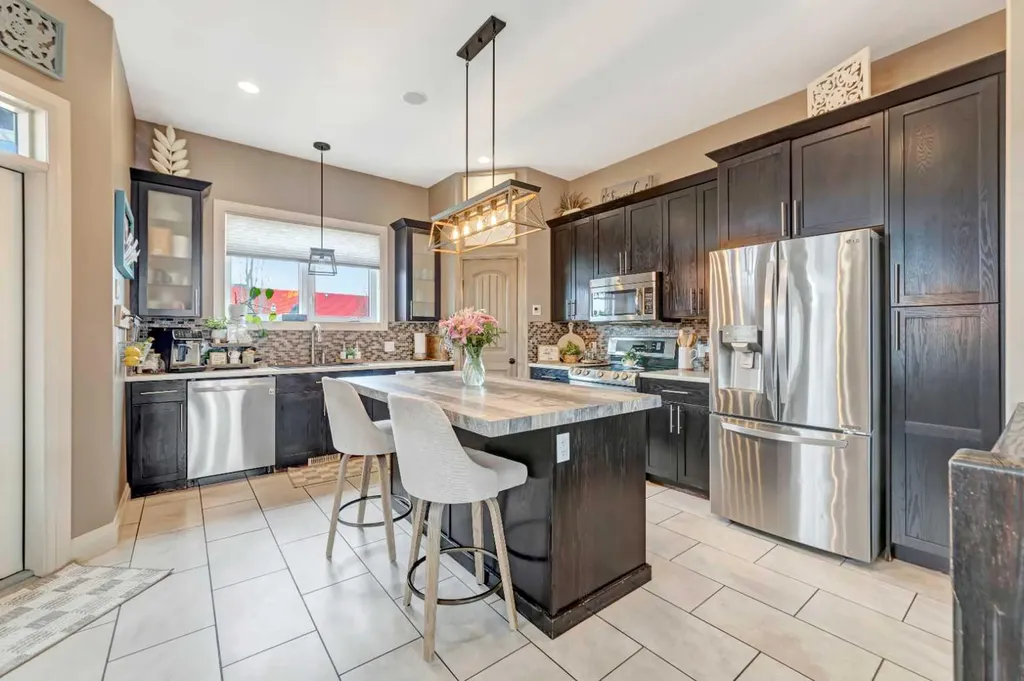 7202 43 Street Lloydminster AB T9V 2H7