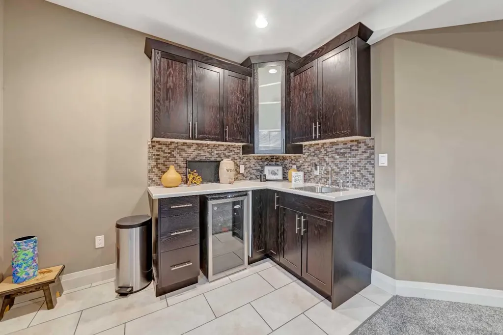 7202 43 Street Lloydminster AB T9V 2H7
